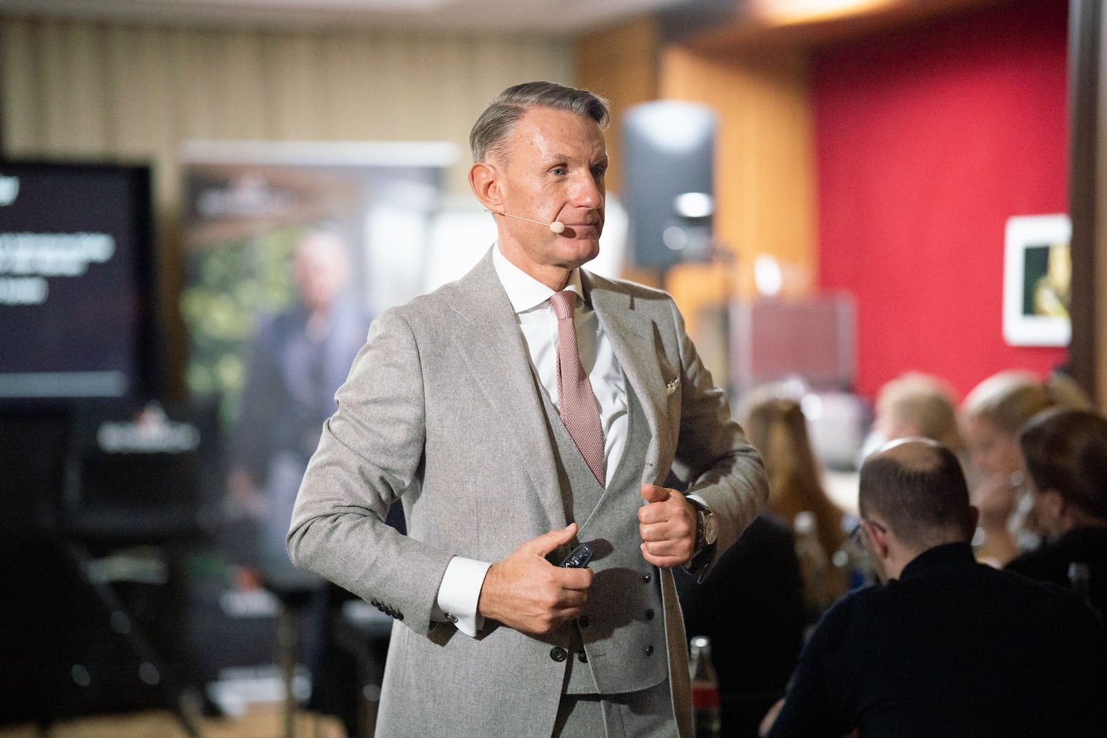 Heinz Bosbach auf der Bühne bei einem Live-Event