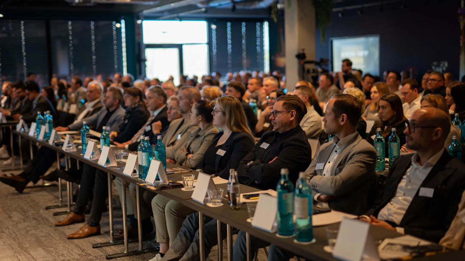 Teilnehmer im Saal beim Kick-Off 2026