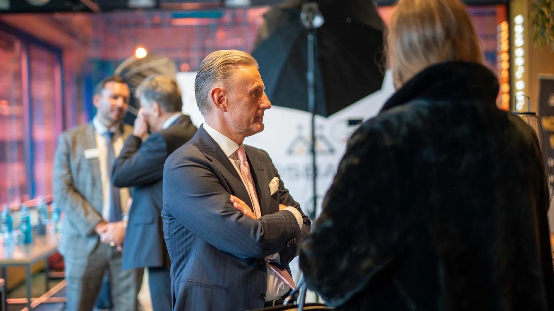 Heinz Bosbach im Gespräch mit Teilnehmern