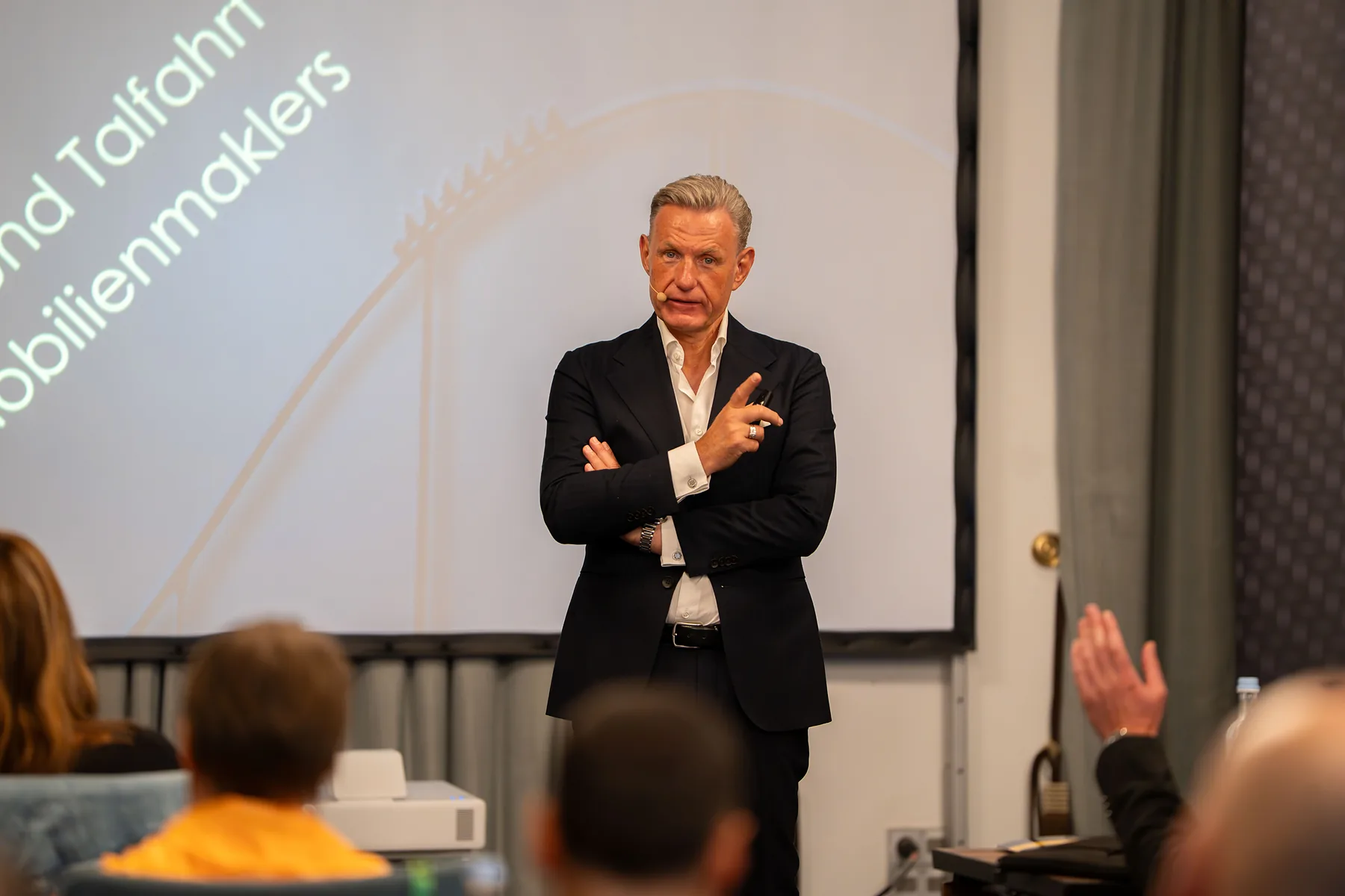 Heinz Bosbach im Seminar vor seiner Folie zur Berg- und Talfahrt des Immobilienmaklers