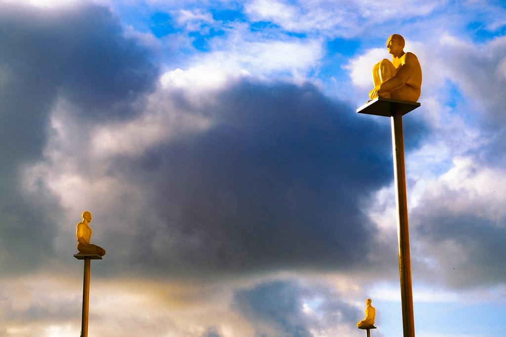 2 men clasping hands with happy expressions. Congresso Familiar 2025.