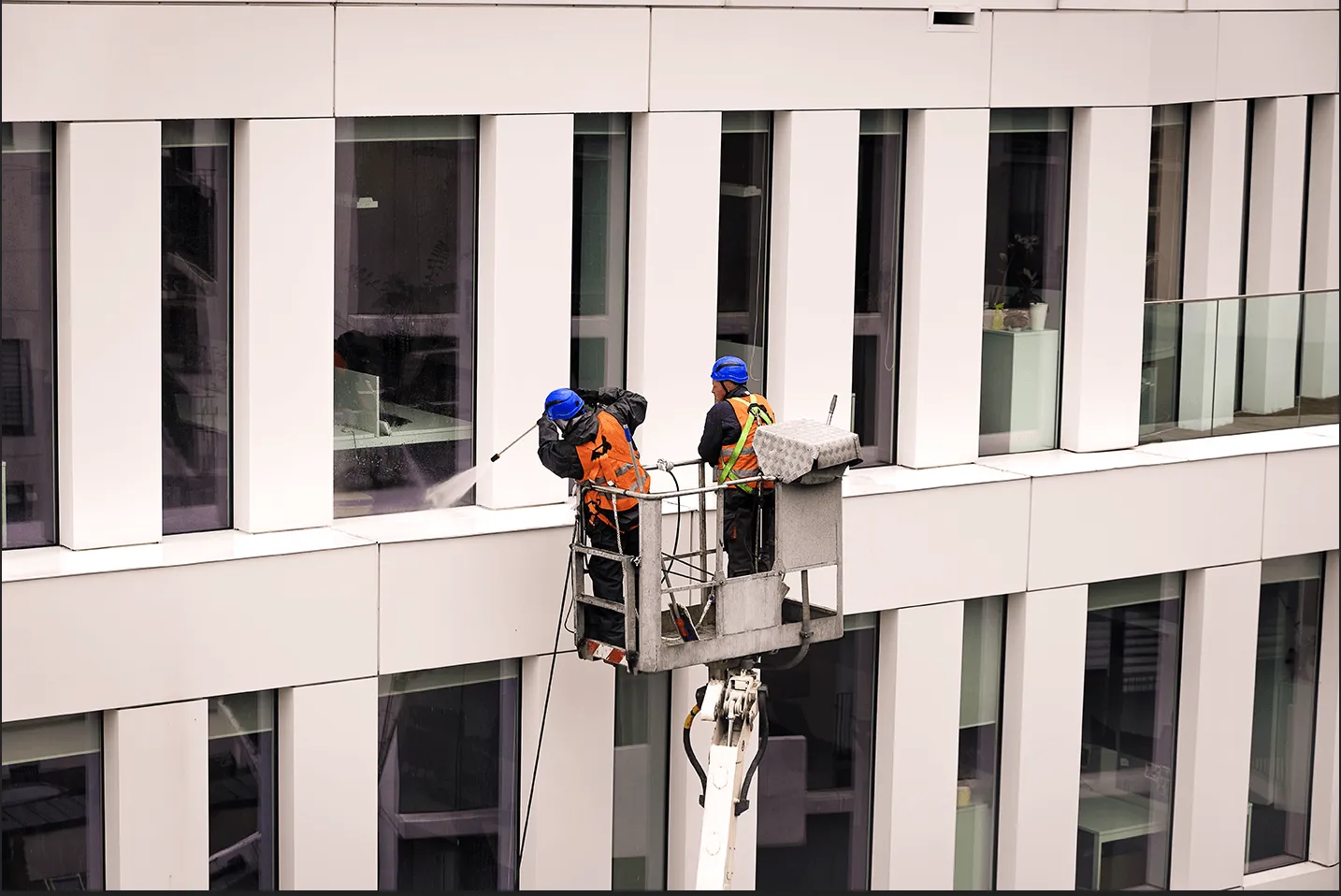 Commercial power washing