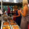 Gäste essen unser Fingerfood auf einer Hochzeitsfeier