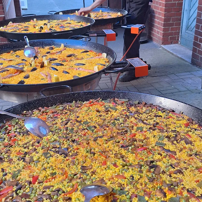 Paellas live gekocht für ein Event in Prenzlauer Berg