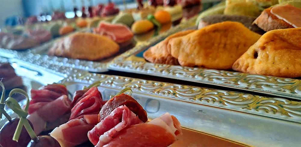 Platten mit Tapas-Fingerfood für eine Hochzeitsfeier