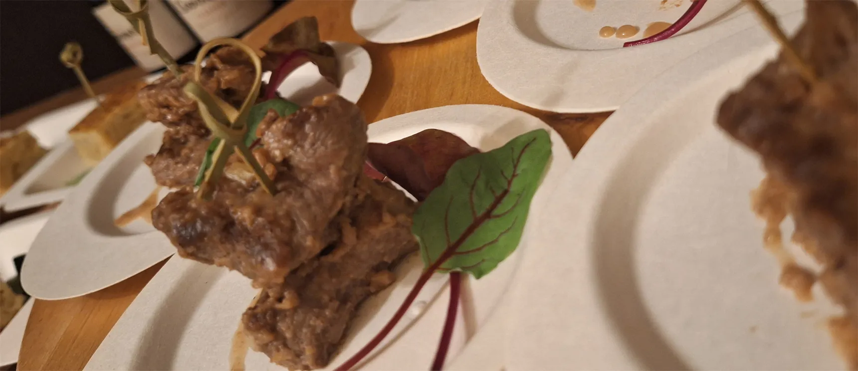 Orangensalat mariniert mit schwarze Oliven und Ofefferminzblättern