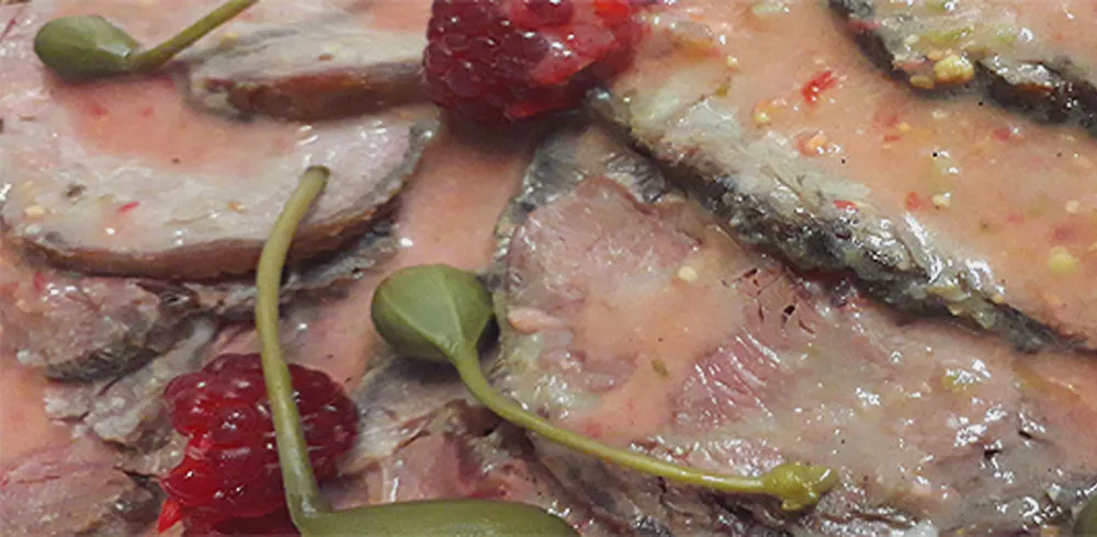 Platten mit Mürbeteigtörtchen mit Käse und Ruccola gefüllt und mit vegetarischer Bechamelkroketten 