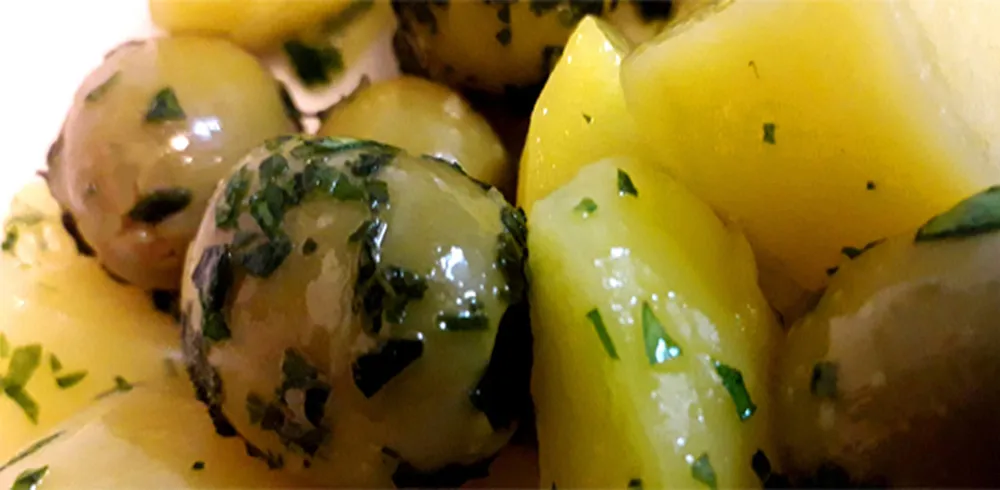 Marinierte Kartoffeln mit Oliven nach Sevillanischer Art