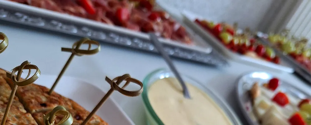 Platten mit Kartoffelomelette, spanischen Käse, Cristalschale mit Ali Oli