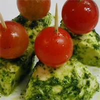 Spieße mit Mozzarela in grüner Mojosauce und Cherrytomate