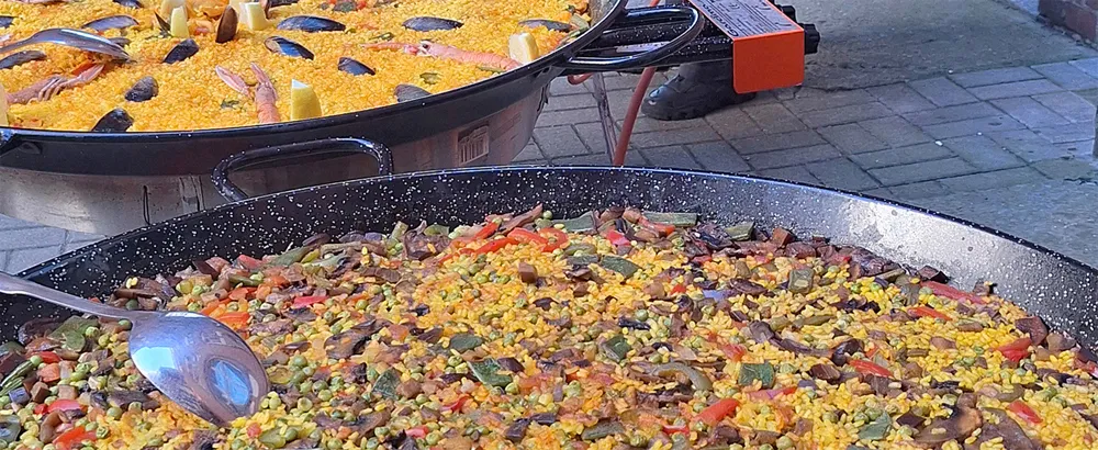 Platten mit Mürbeteigtörtchen mit Käse und Ruccola gefüllt und mit vegetarischer Bechamelkroketten 