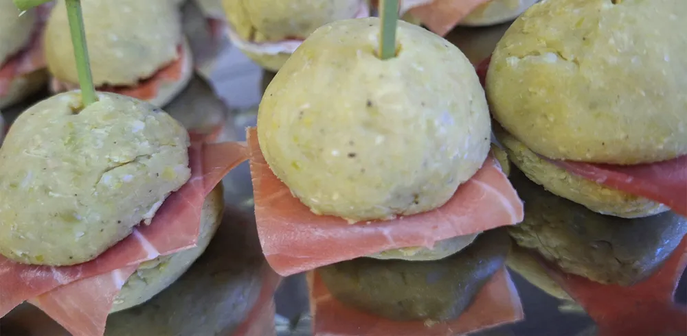 Platten mit Tapas-Fingerfood für eine Hochzeitsfeier