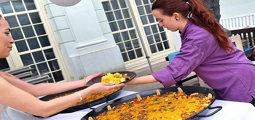 Unsere Kellnerin serviert Paella bei einer Hochzeitsparty