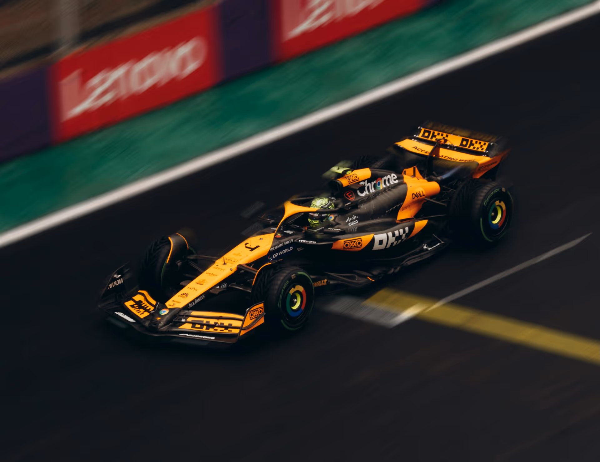 Deux cavaliers montent des chevaux dans un paysage poussiéreux au coucher du soleil avec des collines en arrière-plan.