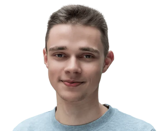 Junger Mann mit kurzem braunem Haar und grauem Pullover vor transparentem Hintergrund.