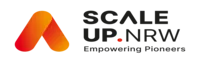 Logo von SCALE UP.NRW mit dem Slogan Empowering Pioneers darunter.