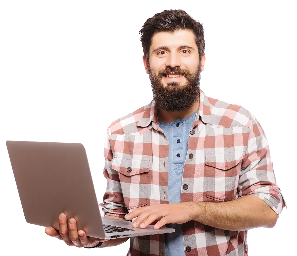 Junger Mann mit Brille arbeitet am Laptop