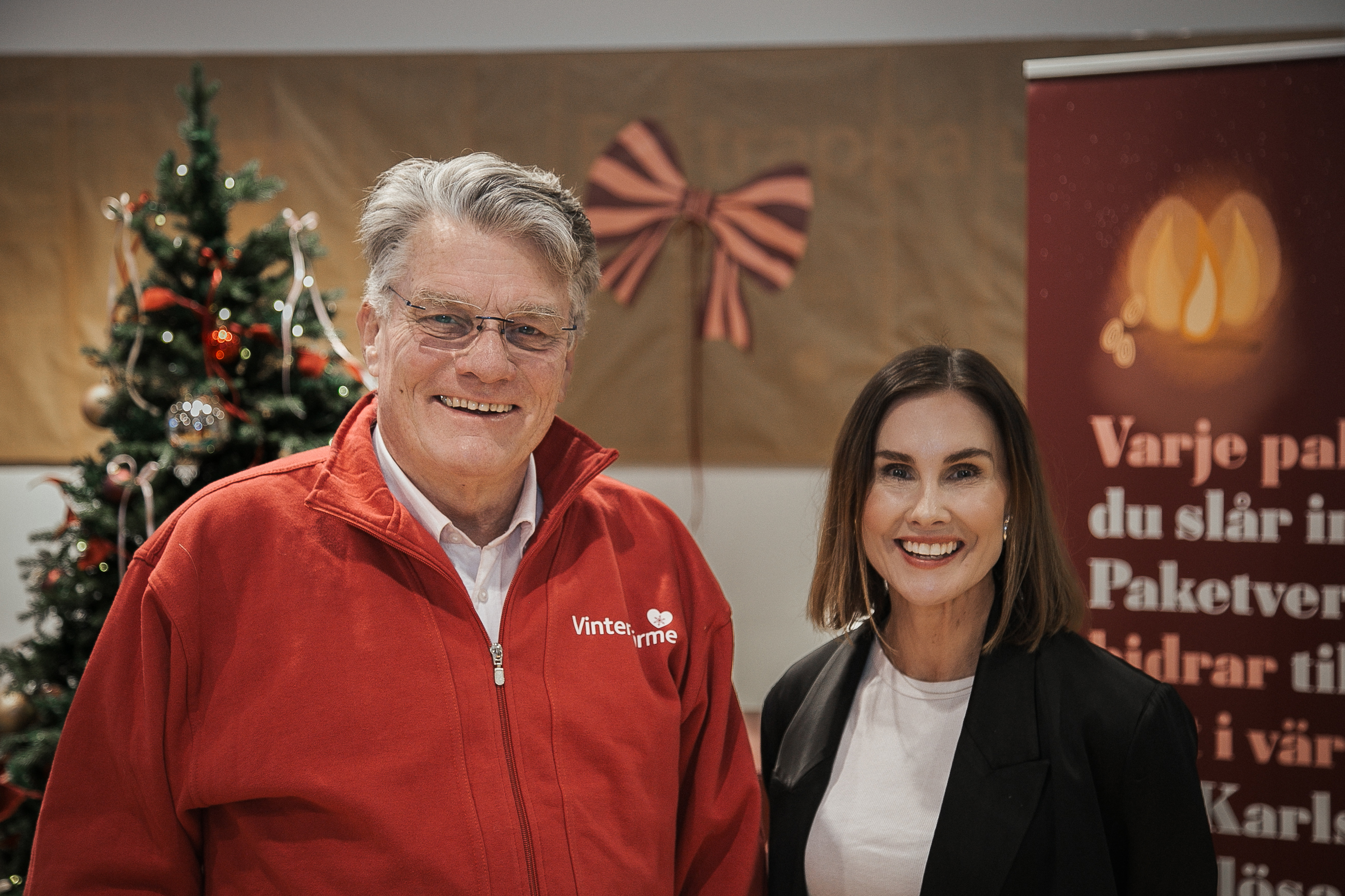 Paket, inslagningspapper, etiketter och snören