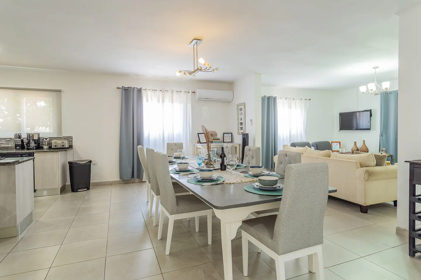 Private Home with pool and 3 min to the beach