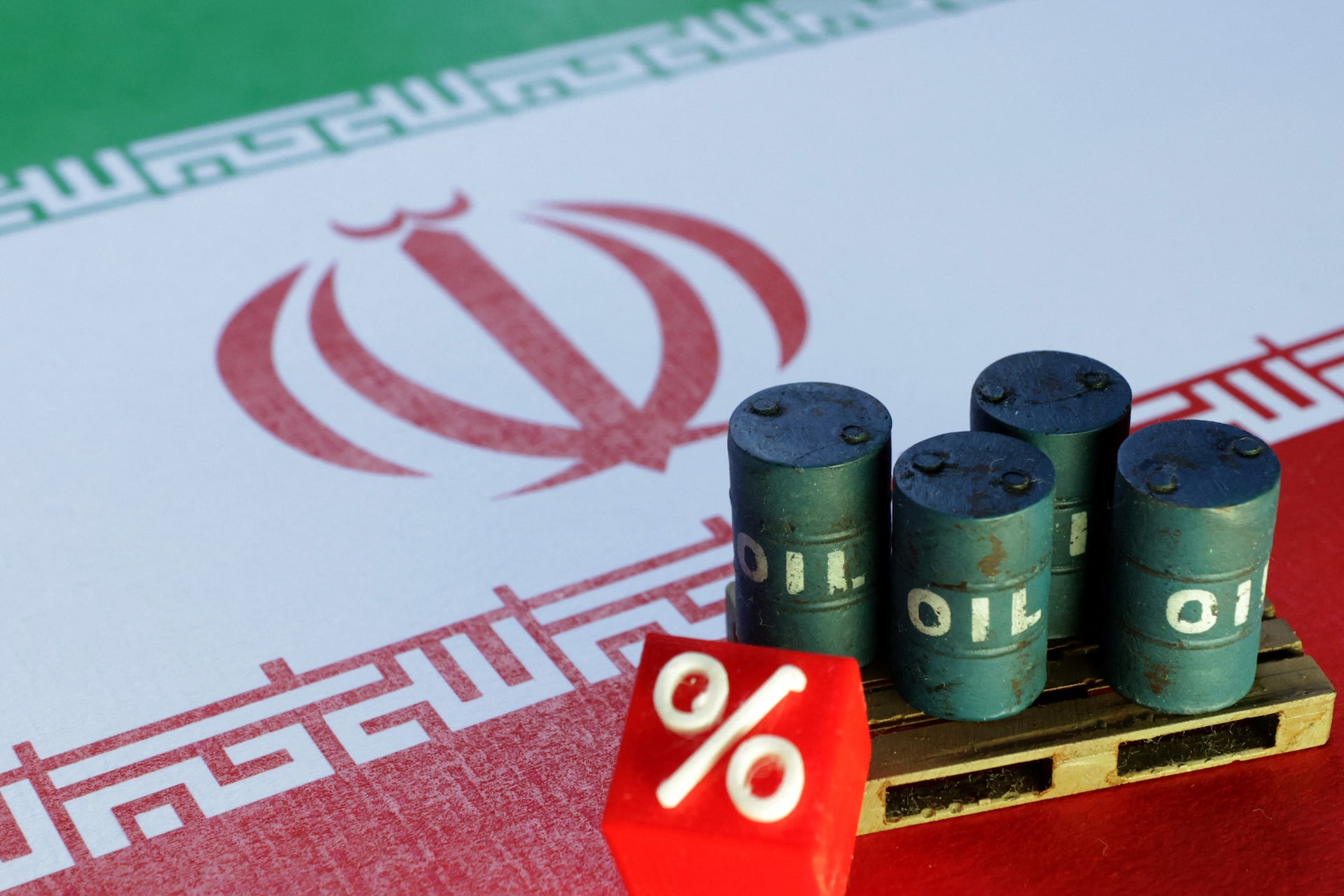 Iranian oil discounts to China widen on sanctions, quota shortage | Reuters