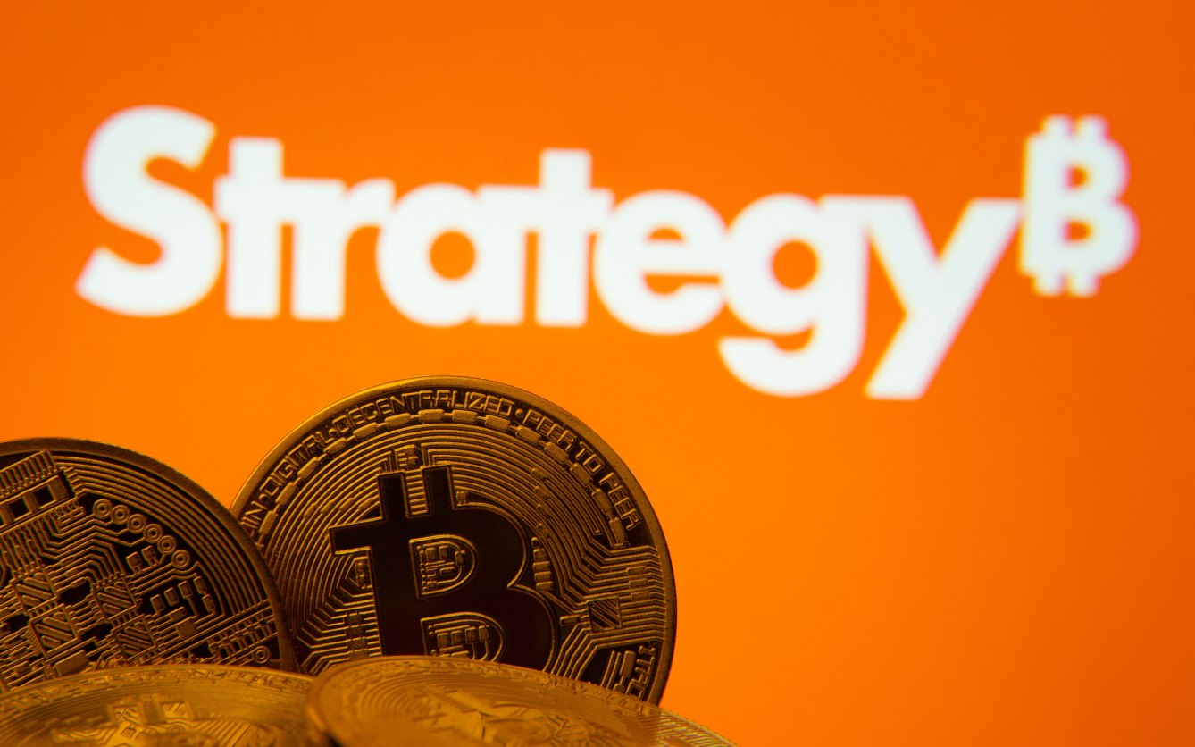 比特幣與Strategy雙雙大回檔,買哪一個更好?