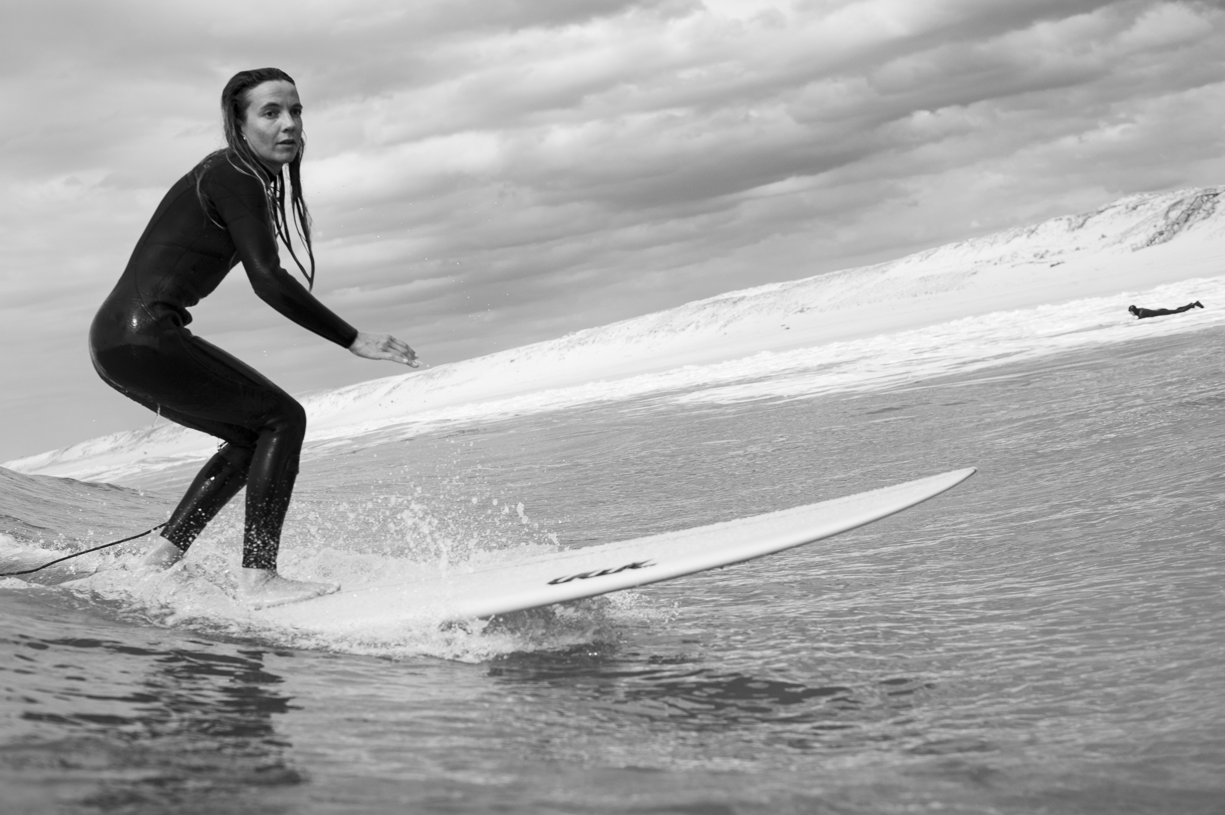 surfeuse sur une vague