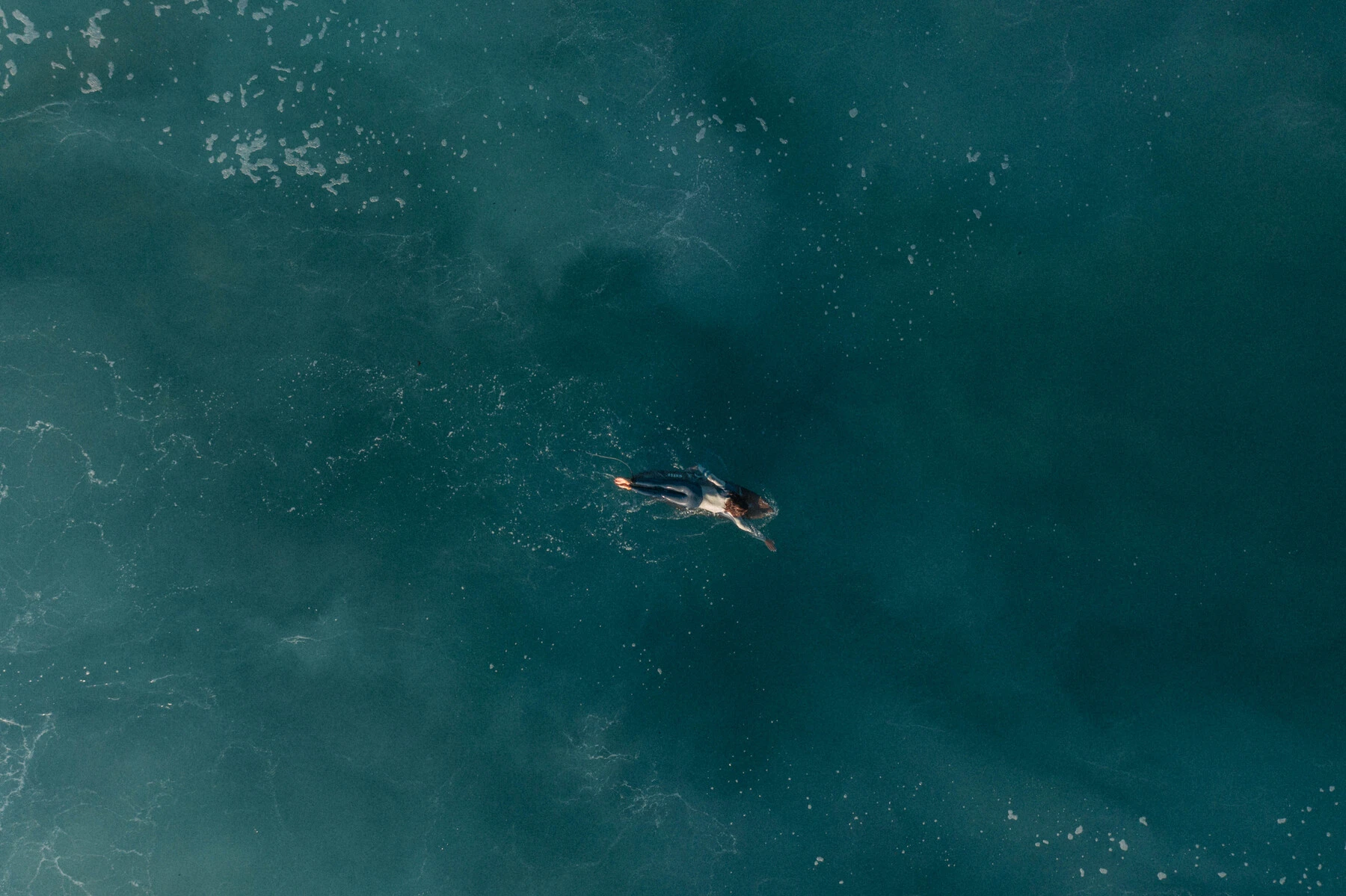 vue aérienne d'un surfeur à l'eau