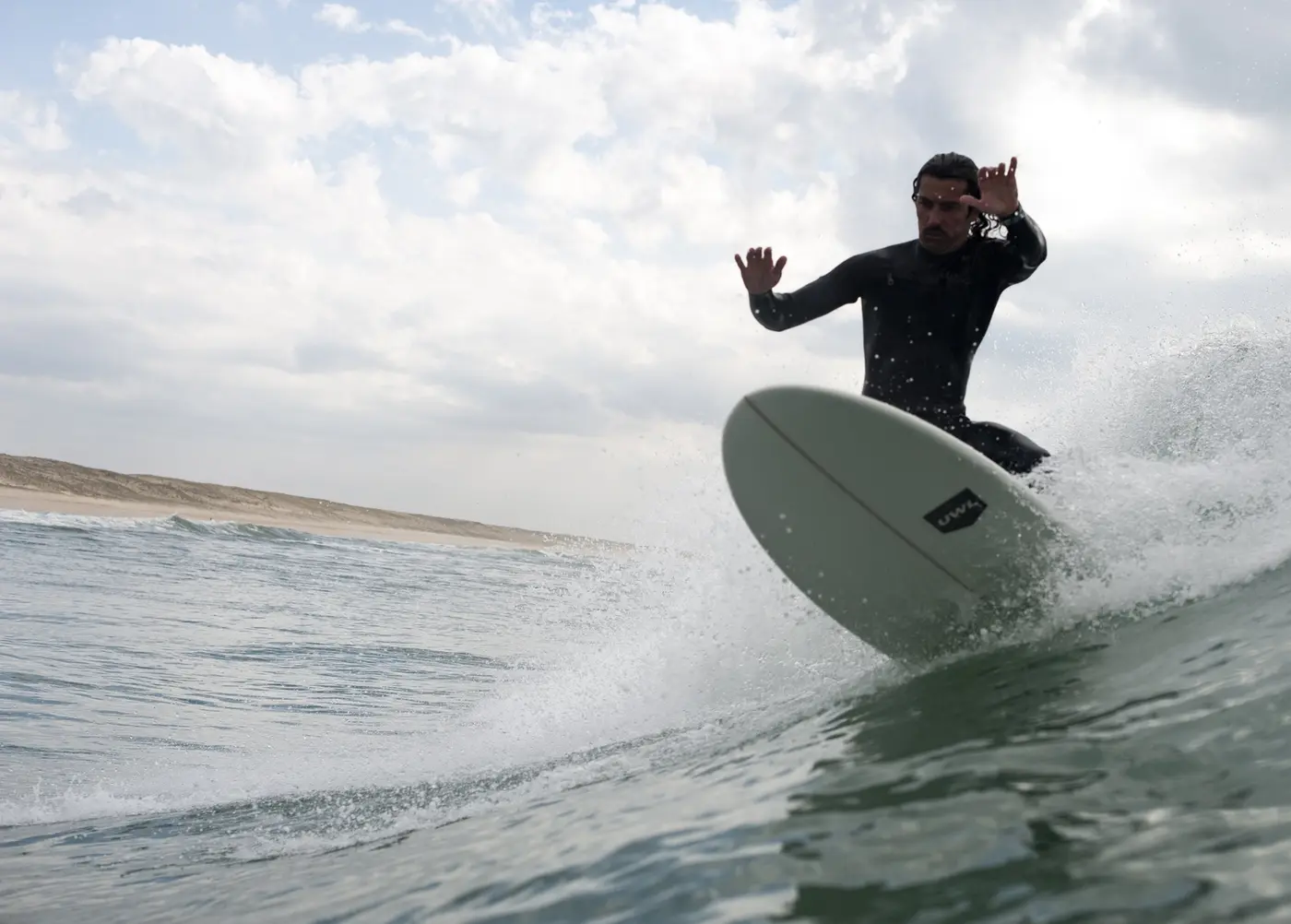 surfeur sur une vague creuse