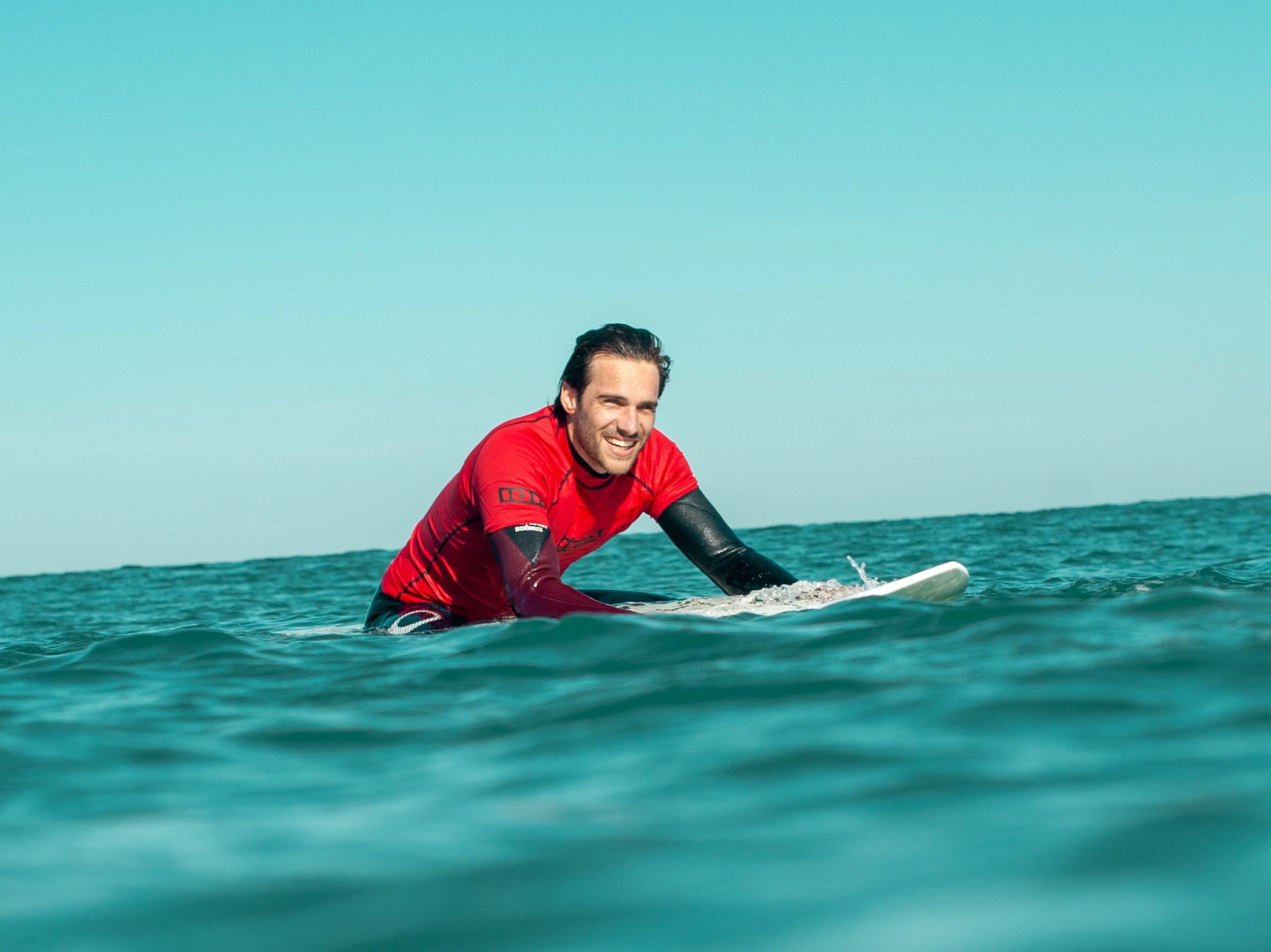 surfeur souriant à l'objectif