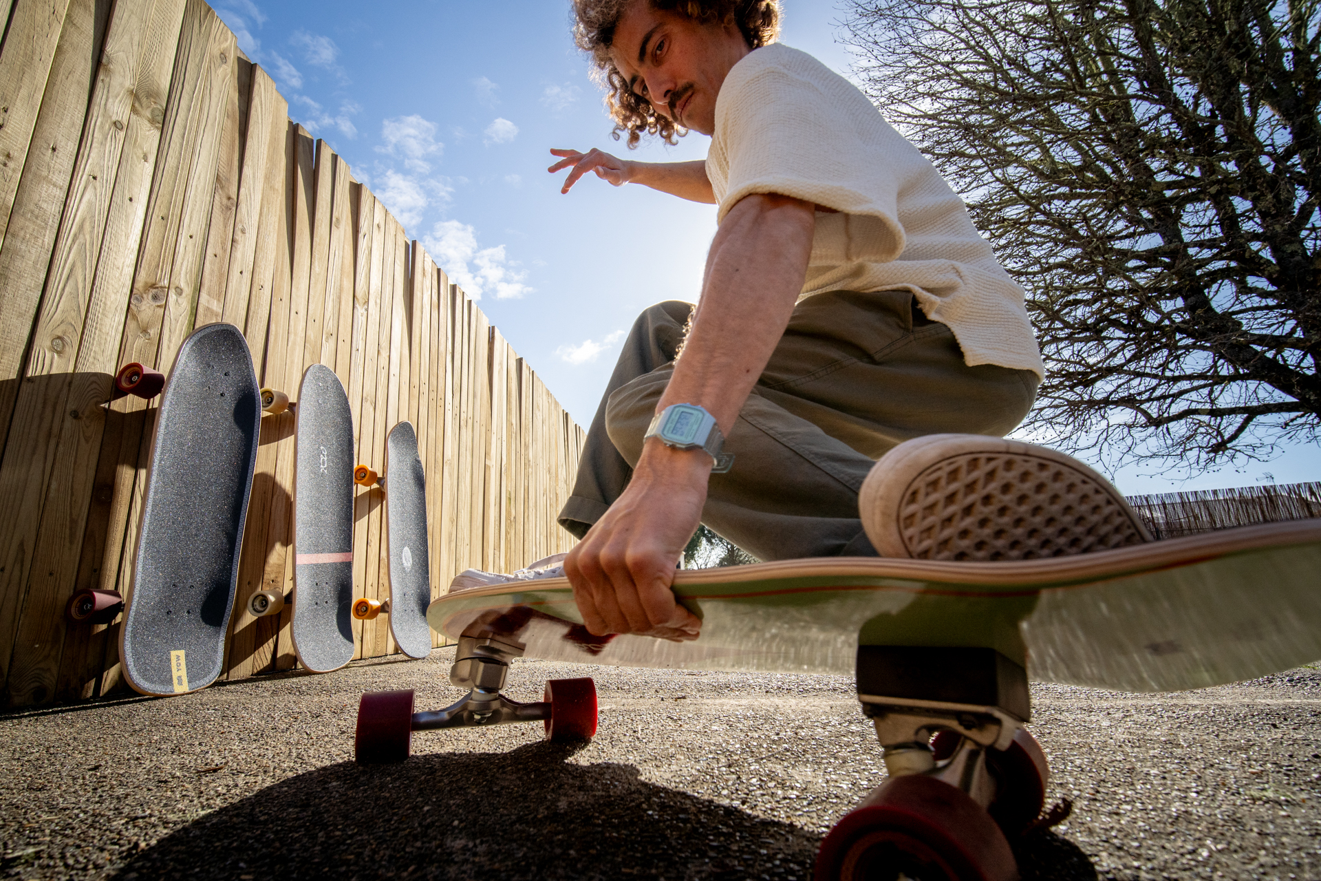 skateur faisant une figure sur une planche de skate