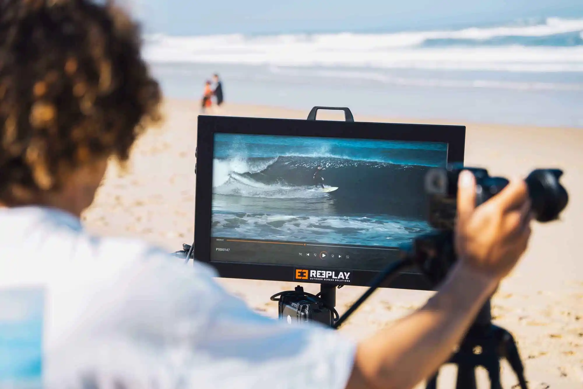 coaching surf avec caméra et écran sur la plage