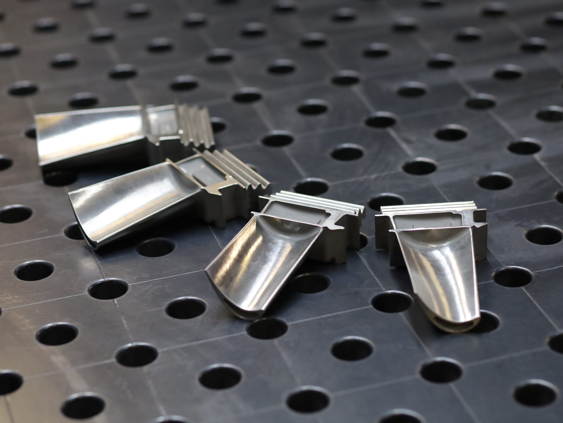 Metalen lasdelen op een lastafel, NT Welding