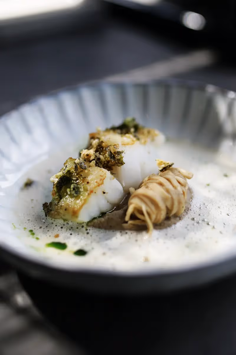 Gerecht op een diep bord bij Bistrobar Beaune