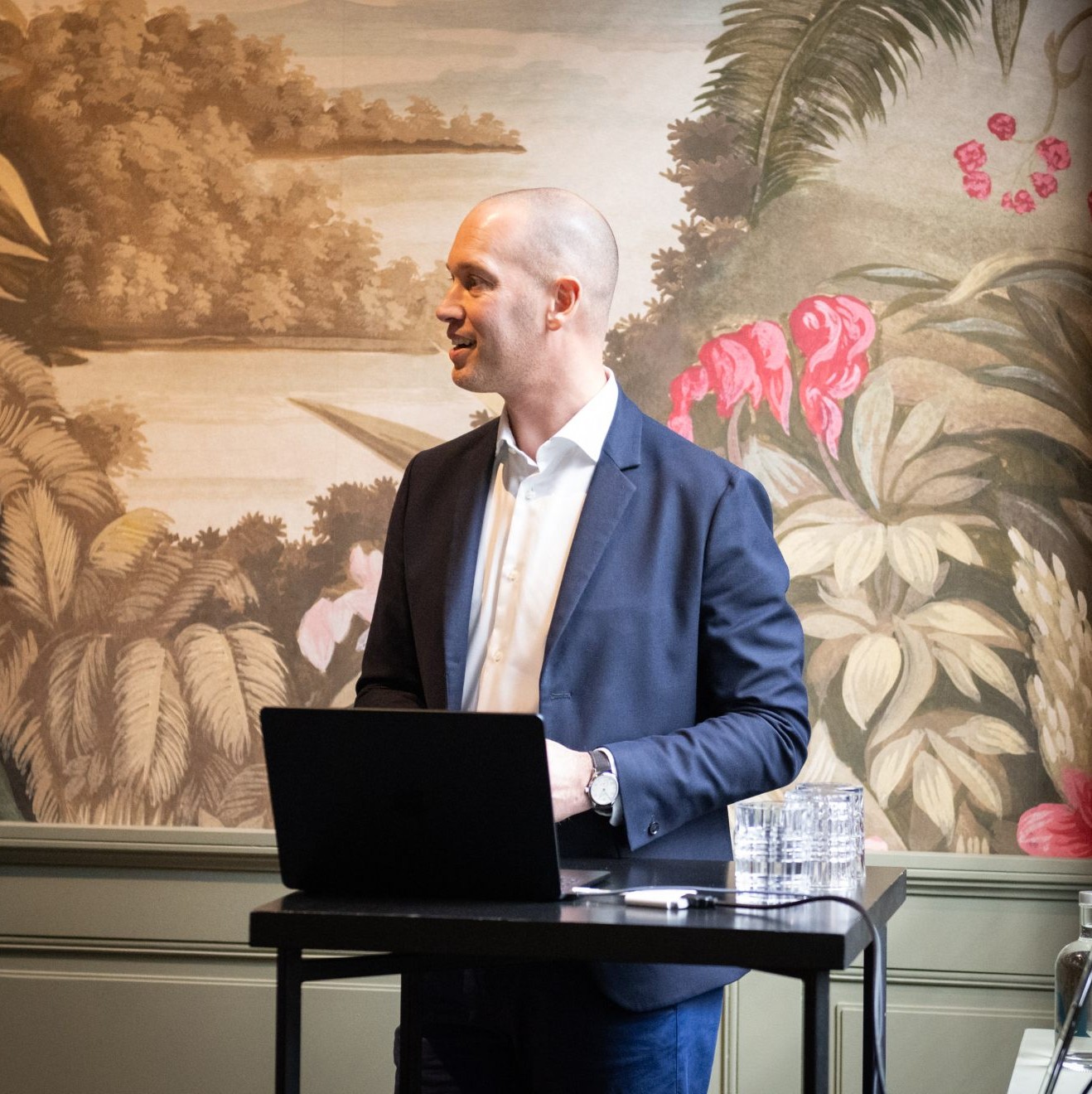 Spreker achter een laptop bij een presentatie, Fractal Force