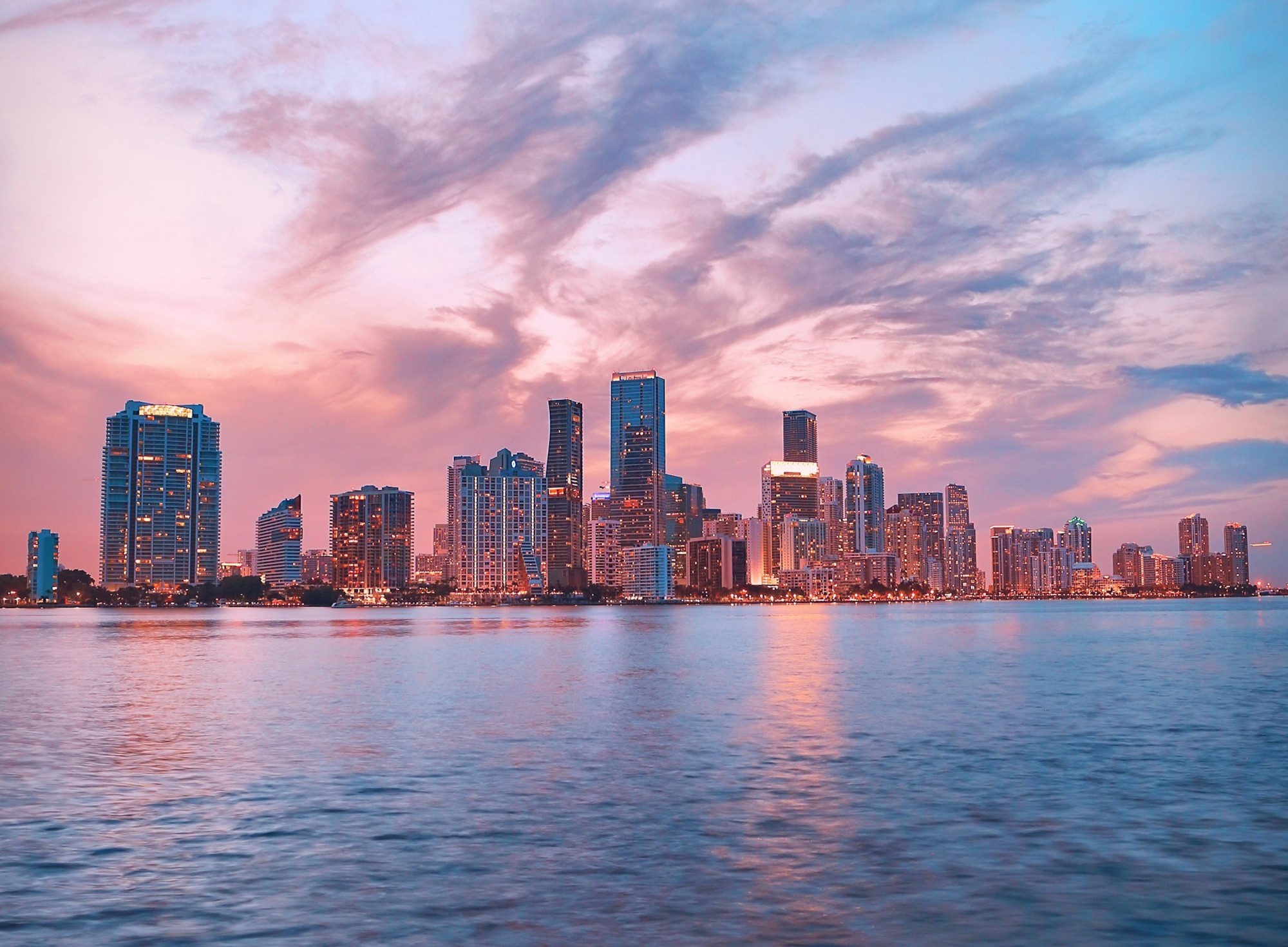 Skyline aan het water bij zonsondergang, Alumni Capital