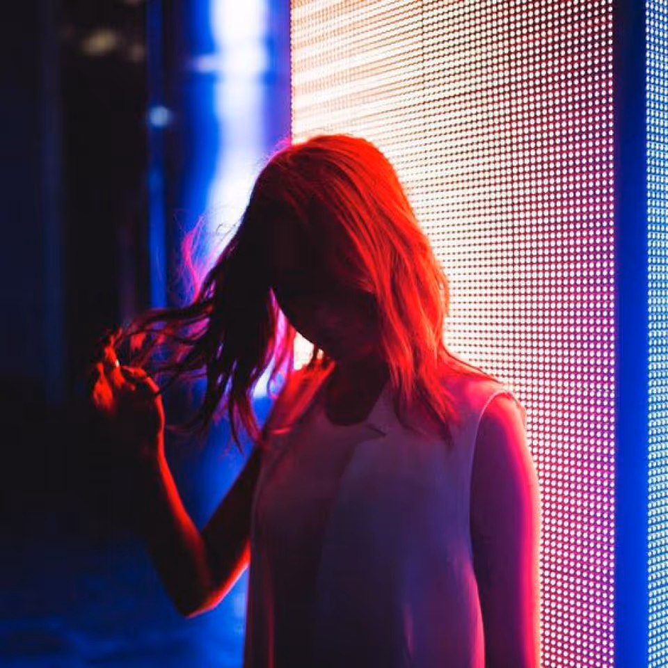Vrouw in rood neonlicht, Bistrobar Bankoh