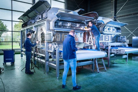 Technici bij een sorteermachine in een fabriekshal, PIP Innovations