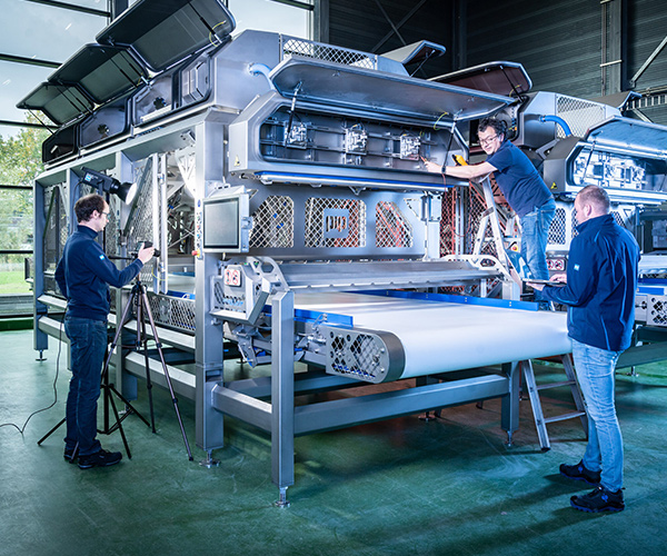 Technici bij een sorteermachine in een fabriekshal, PIP Innovations