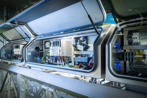 Elektrische besturing in een machinebehuizing, PIP Innovations