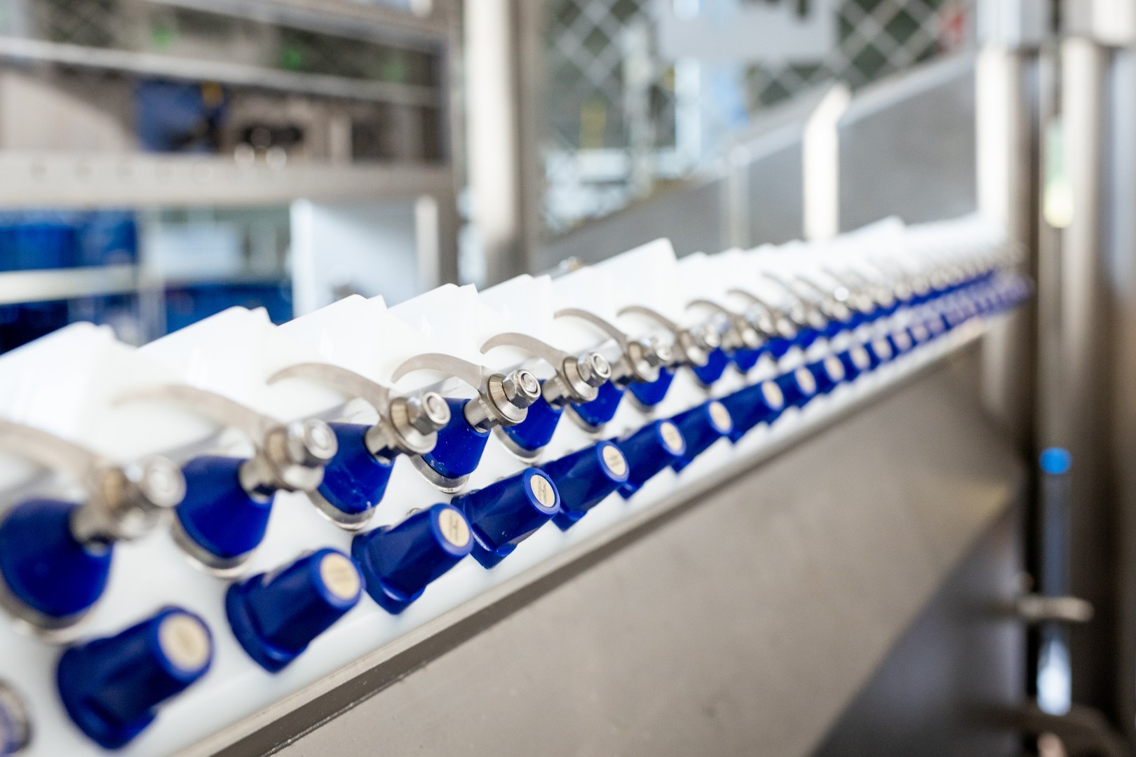 Rij robotgrijpers in een machine, PIP Innovations