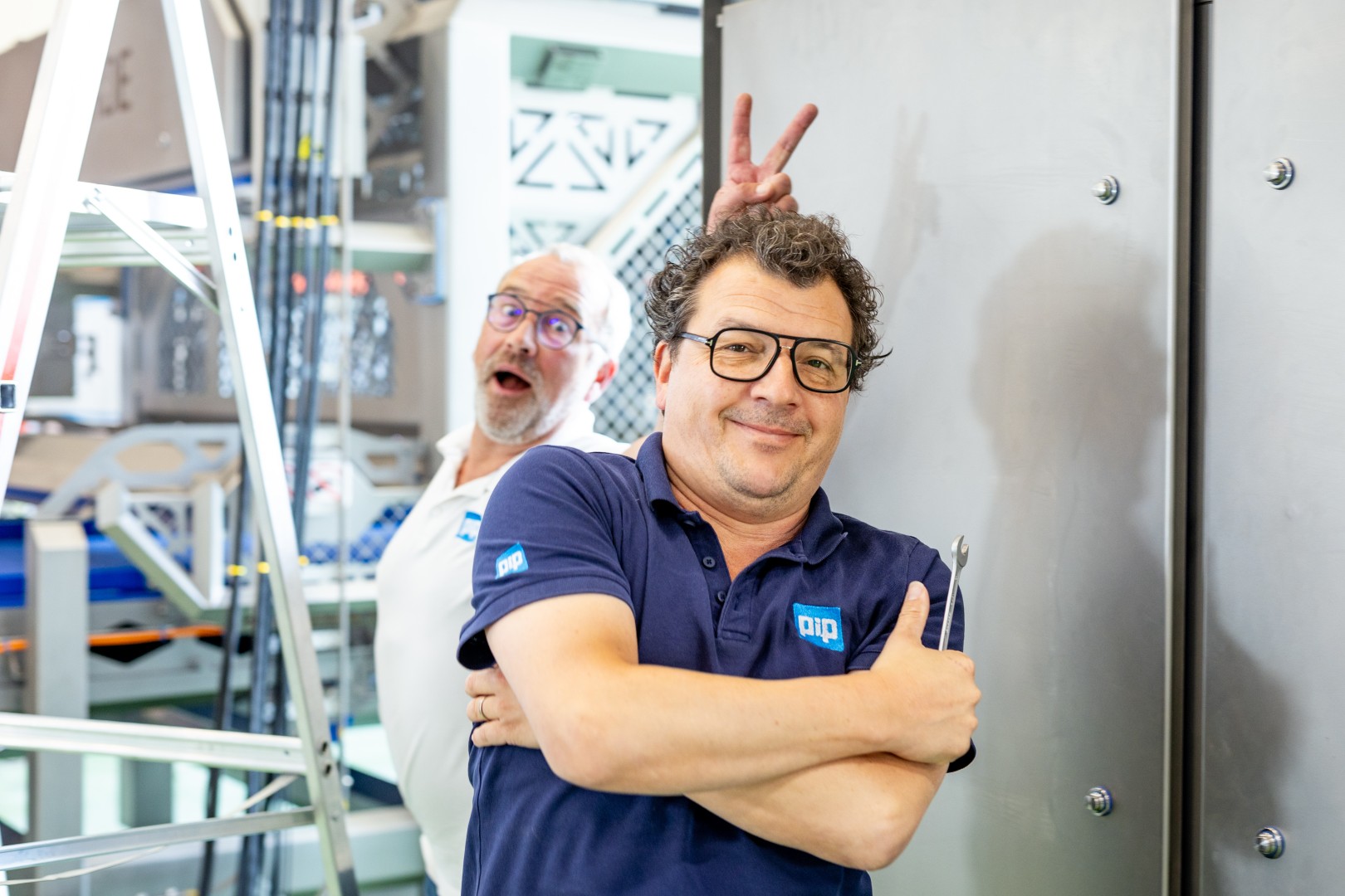 Twee collega's poseren bij een machine, PIP Innovations