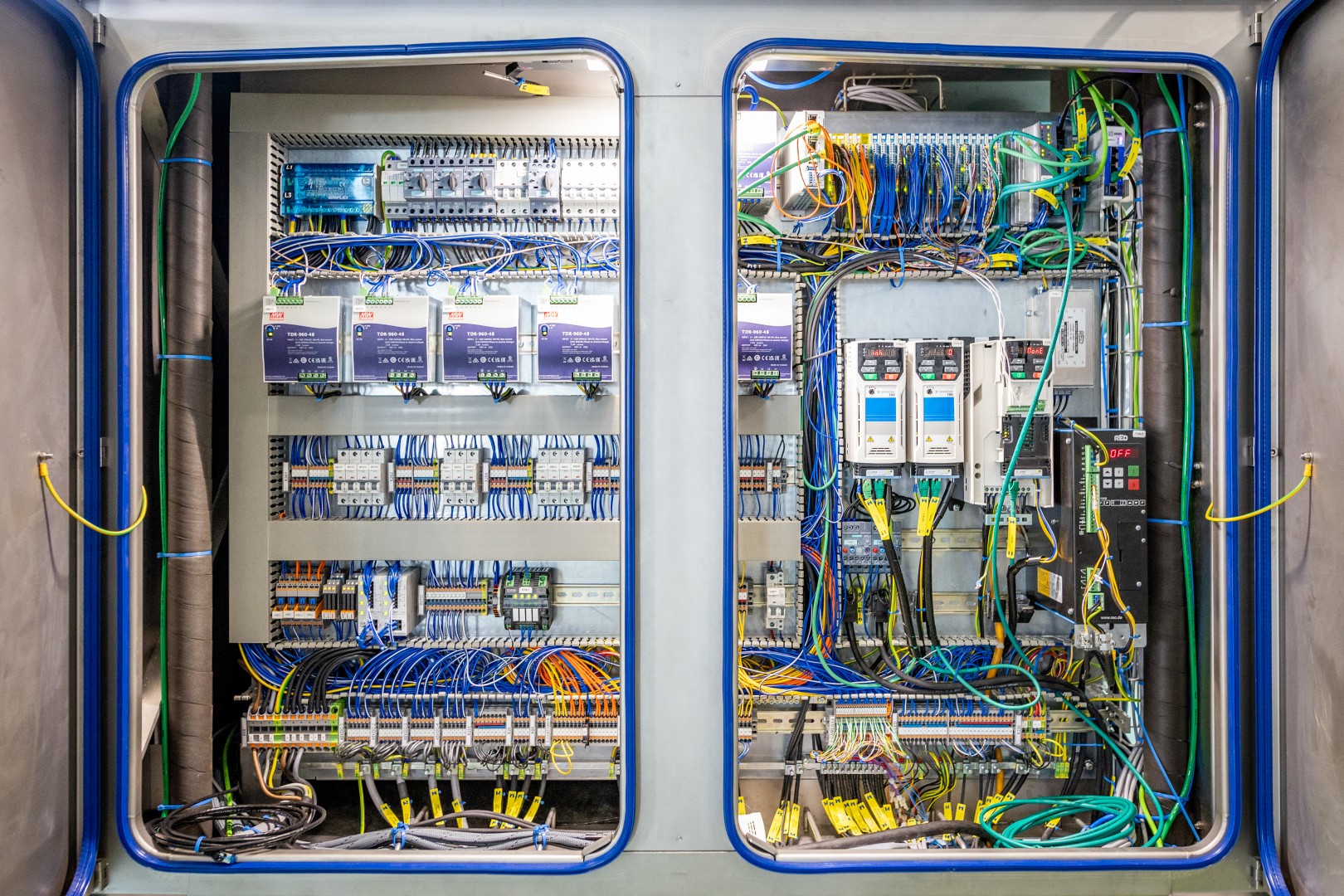 Geopende schakelkast met bekabeling, PIP Innovations