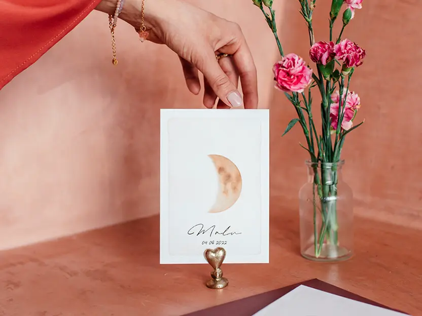 Kaartje met illustratie naast een vaas met bloemen, Atelier Lein