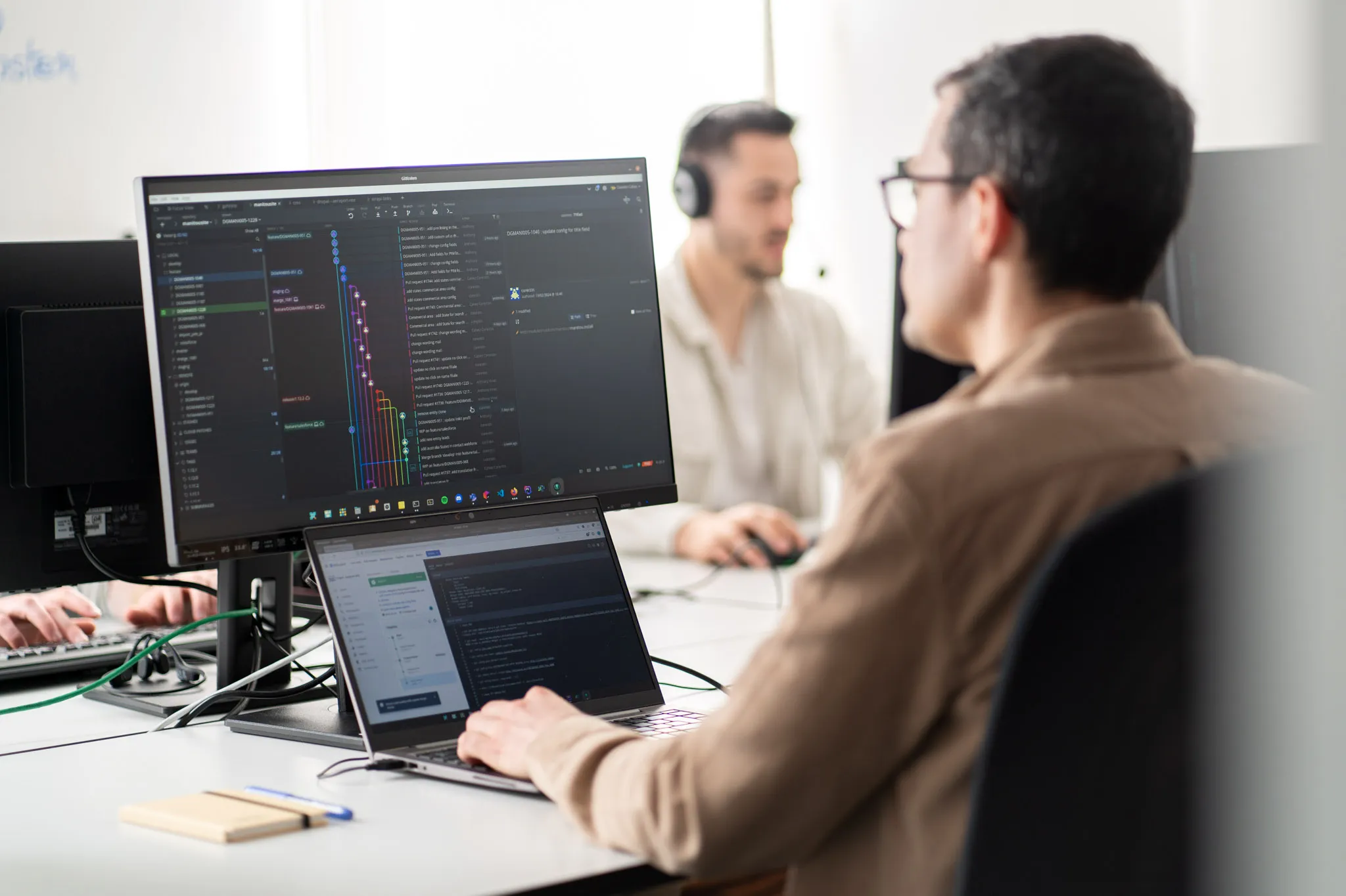 Développeur web qui supervise le déploiement de son application web en explorant les branches GIT