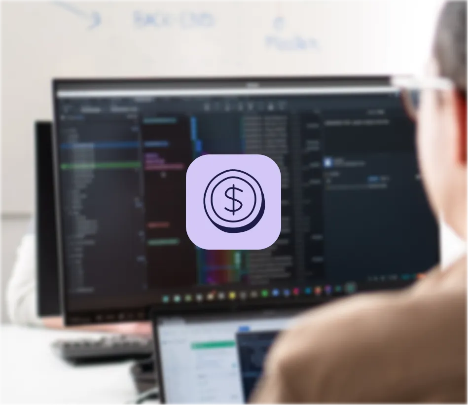 Personne regardant un écran d'ordinateur affichant du code avec une icône de pièce de monnaie superposée.