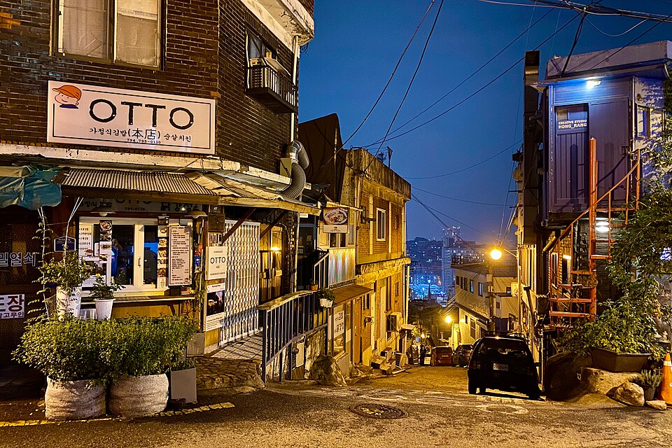 A quiet hill overlooking Itaewon at night