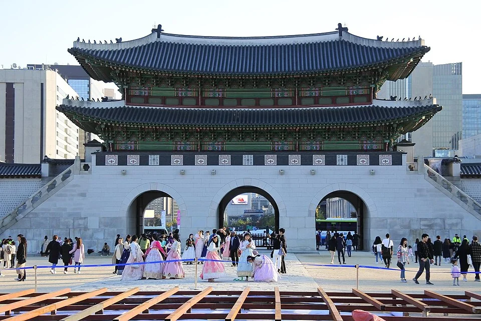 Visitors in hanbok in front of Gwanghwamun Gate at Gyeongbokgung Palace. Image credit: Wikimedia/Ken Eckert