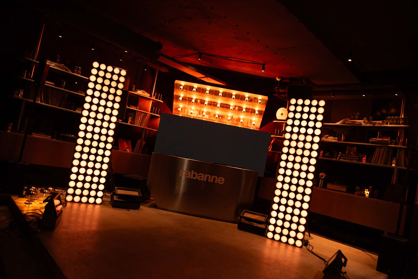 Escenario del DJ con booth de Rabanne y torres de luces LED, espacio del evento One Million Tour Madrid producido por ESMA Events