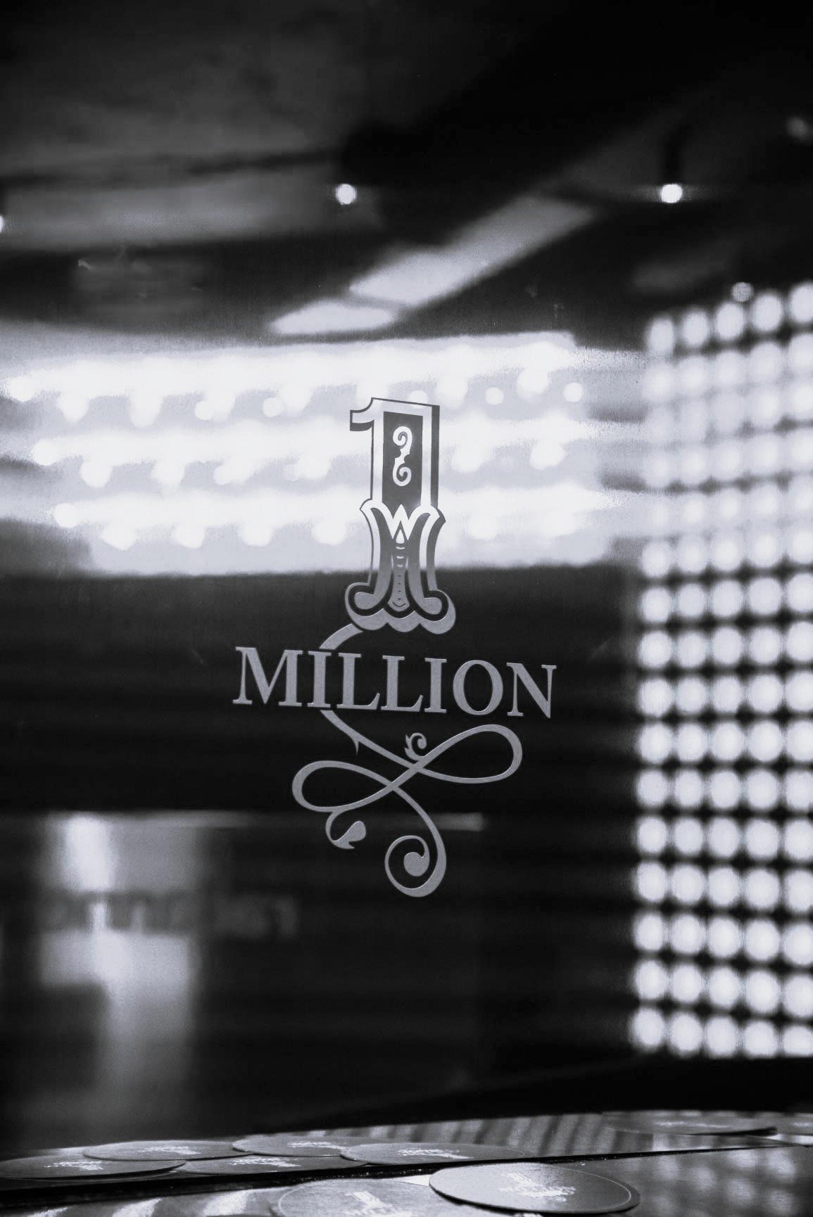 Logo de Rabanne One Million sobre panel retroiluminado con pantallas LED, espacio de branding del pop-up producido por ESMA Events en Madrid