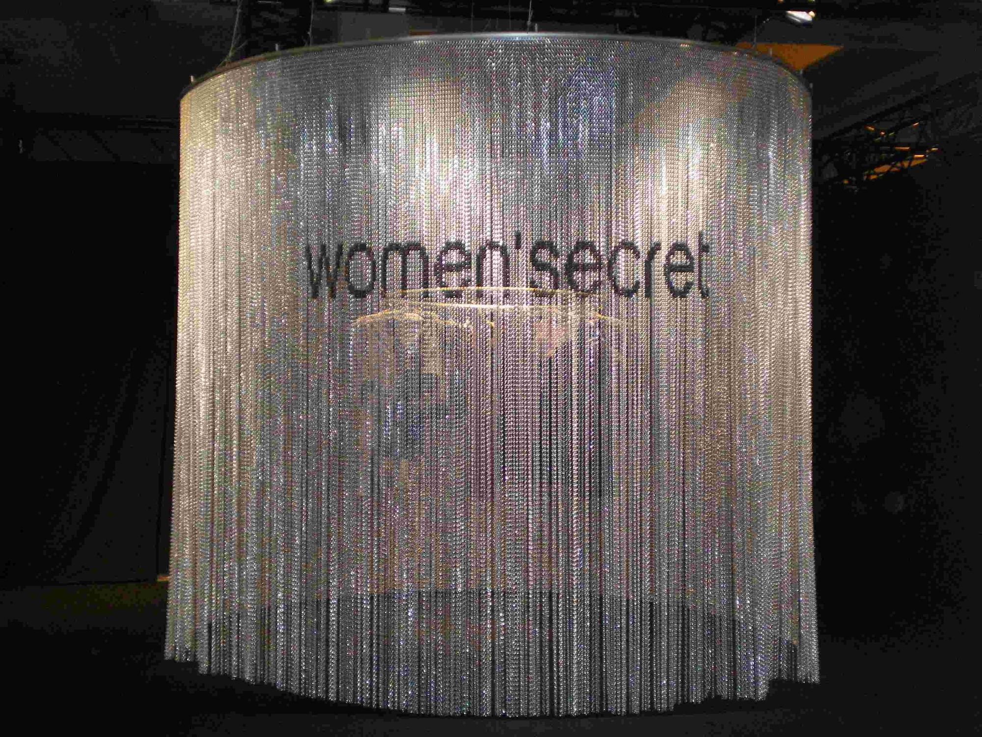 Instalación circular de cadenas brillantes con el logotipo de Women'secret, lanzamiento de la colección de septiembre de 2007 producido por ESMA Events
